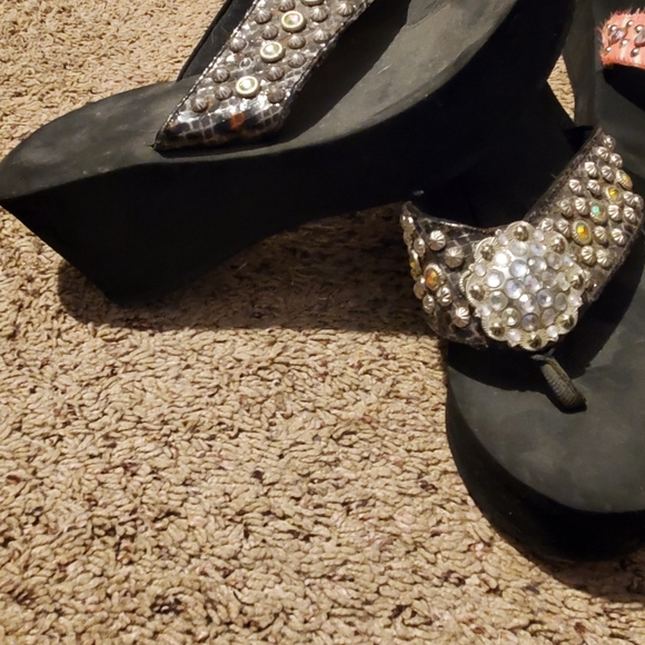 2 Pairs of Rhinestone Flip Flops Grazie & Hidensole - Picture 2 of 6